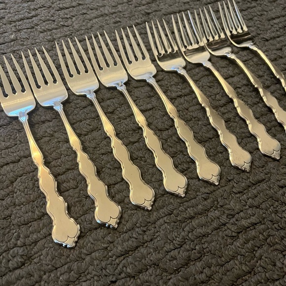 Oneida VALERIE Distinction Deluxe
Stainless Flatware Salad Forks (9) - Picture 2 of 6